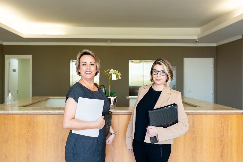 Graziela e Jussara no escritório da GB Advogadas